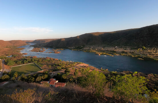 Vista panor&acirc;mica do Rio S&atilde;o Francisco, pr&oacute;ximo &agrave; cidade de Piranhas, nordeste brasileiro