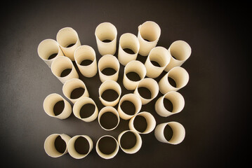 秋にスイートピーの種を植えるために集めた、大量のトイレットペーパーの芯