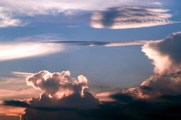 夏の夕方の雲