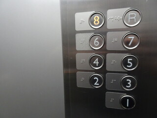 エレベーターの金属製フロアボタン