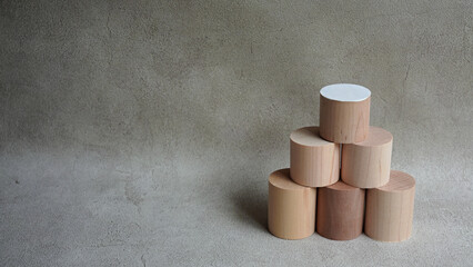 木製積み木円柱のオブジェ　文字入れのできるコピースペースのある素材