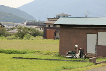 岐阜県関ヶ原町の田んぼの風景、小屋とバイク