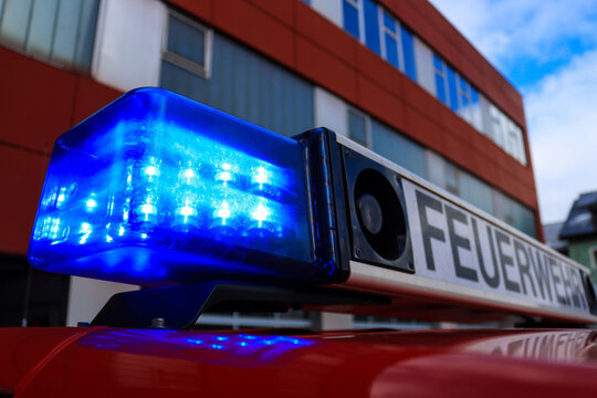 Blaulicht Polizei Notfall Alarm Licht, Sirene freigestellt auf weißem  Hintergrund Stock Photo