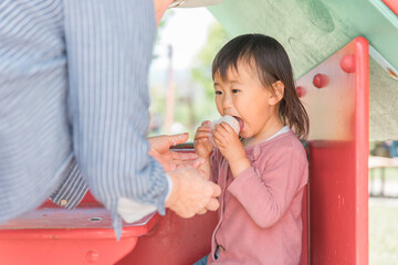 孫におにぎりを渡すおばあちゃん
