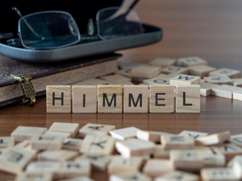 himmel Wort oder Konzept dargestellt durch h&ouml;lzerne Buchstabenfliesen auf einem Holztisch mit Brille und einem Buch