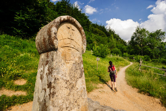 Estela situada en el Camp dels cremats en memoria de la quema de 200 c&aacute;taros defensores del castillo de Montsegur, siglo XIV, monte Pog , Ariege, pirineos orientales,Francia, europa