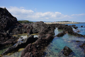 Obraz premium clear rock coast and lighthouse