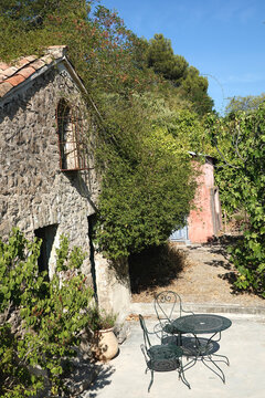 Bastide Provencale en &eacute;t&eacute;