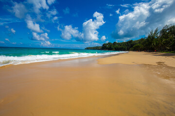 Naklejka premium Exotic idyllic white sand sea wave beach blue sky with cloud