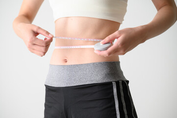 ダイエットでウエストを測るイメージ