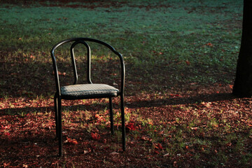 Silla vieja abandonada en el parque, donde los pensionados se sentaban, despu&eacute;s de la muerte de algunos  por covid .