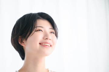 見上げるアップの美しい女性