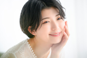 Naklejka premium 見上げるアップの美しい女性