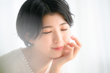 見上げるアップの美しい女性