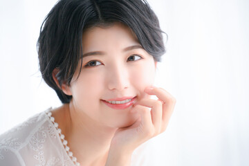 Fototapeta premium 見上げるアップの美しい女性