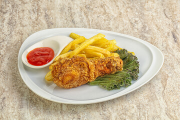Crispy chicken leg with fry potato
