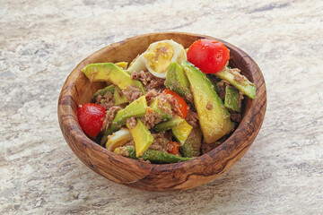Salad with tuna and avocado