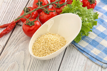 Raw sesame seeds in the bowl