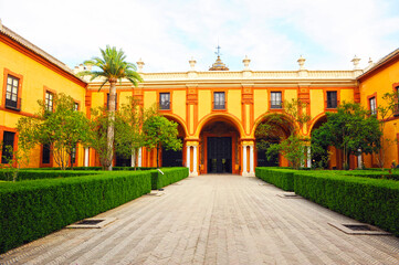 Fototapeta na wymiar Patio del Crucero y Puerta barroca de entrada al Palacio Gótico. Alcázar de Sevilla, Andalucía, España