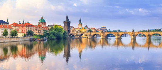 Poster Stad zomer landschap bij zonsopgang, banner - uitzicht op de Karelsbrug en de rivier de Moldau in het historische centrum van Praag, Tsjechië © rustamank