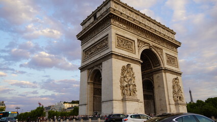 Fototapeta na wymiar Pariser Triumphbogen im Sonnenuntergang