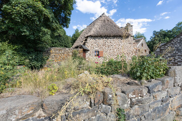 Fototapeta na wymiar anciennes chaumières dans le hameau de Bigorre à Saint-Front en Haute Loire en france