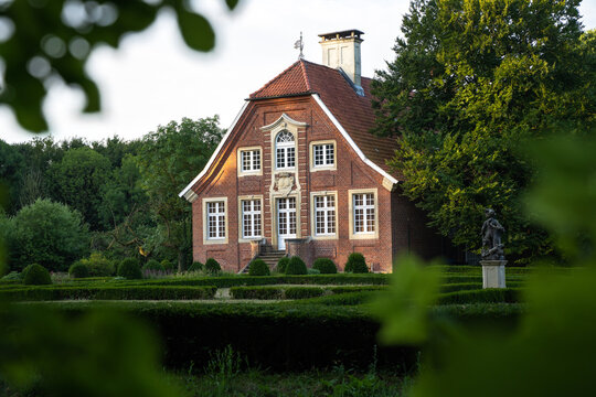 Die Sonne scheint auf das Haus R&uuml;schhaus