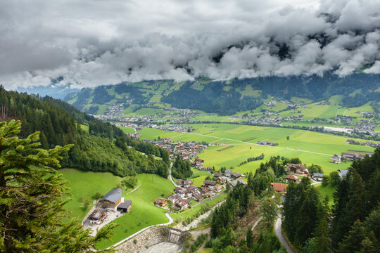 Blick auf das Urlaubsdorf Schwendau Hippach im Zillertal