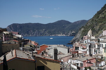 Obraz premium View of hill topography and city in the sea shore