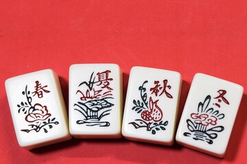 日本で使われている麻雀牌（花牌）