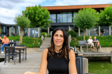 Frau mit lächeln im Urlaub