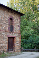 Fototapeta na wymiar Casa tradicional con muros de piedra y puerta de madera