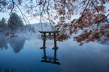 由布院・金鱗湖鳥居と紅葉