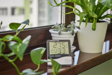 Thermometer hygrometer measuring the optimum temperature and humidity in a house - obrazy, fototapety, plakaty