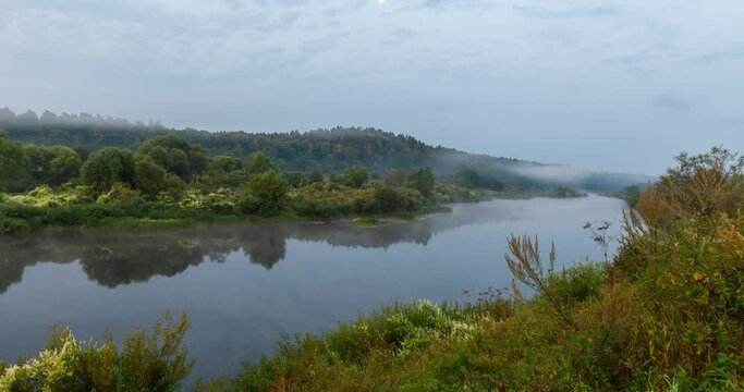 Zeitraffer Aufnahme uaf einen Fluss mit Nebel