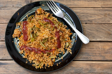 Plato de arroz con espárragos, vista superior