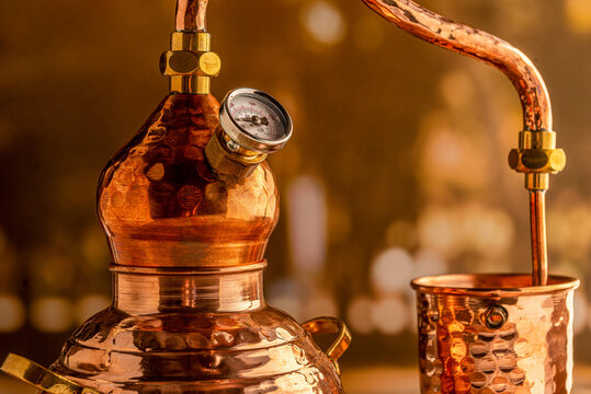 Alambique de cobre usado para destilar en primer plano 