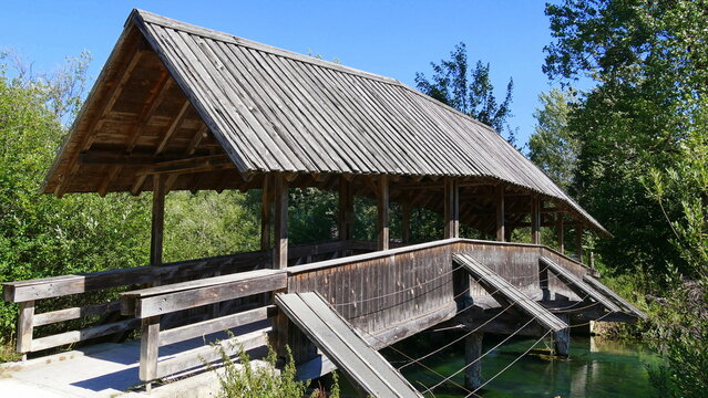 Alte Holzbr&uuml;cke &uuml;ber die Brenz in der N&auml;he von K&ouml;nigsbronn und Itzelberger See