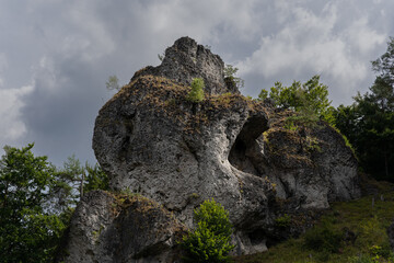 Typischer Fels aus Kalkstein in der Fränkischen Schweiz. 