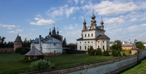 Fototapeta na wymiar Beautiful panorama of the old Kremlin with historical churches and a stone fortress wall in Yuriev-Polsky, Vladimir region, Russia