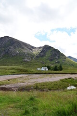 Kleines Haus im Tal Glen Coe in den Schottischen Highlands, Glencoe, Argyll, Schottland