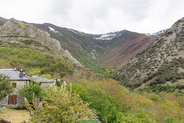 Fototapeta na wymiar Peñalba de Santiago, León, Castilla y León, Spain. Typical village in the mountains in Spain