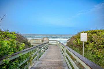 Obraz premium walkway to the beach