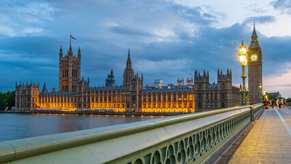 Fototapeta na wymiar Westminsterpalast und Westminster Bridge in London zur Blauen Stunde