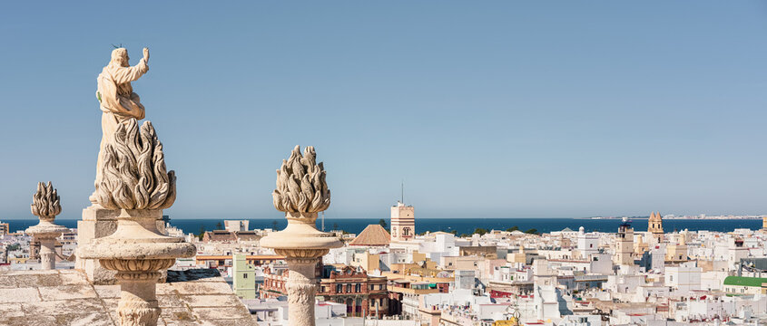 Aussicht auf die historische Altstadt von Cadiz, Spanien