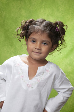 Divertida ni&ntilde;a de 4 a&ntilde;os haciendo gestos posando en estudio
