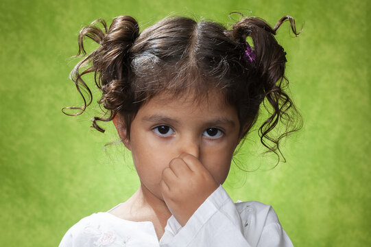 Divertida ni&ntilde;a de 4 a&ntilde;os haciendo gestos posando en estudio