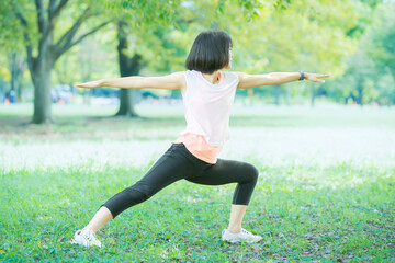 公園でヨガをする女性