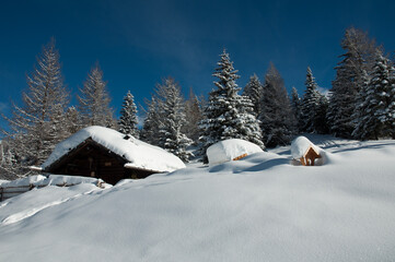Domki w śniegu