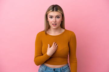 Obraz premium Young caucasian woman isolated on pink background pointing to oneself